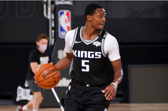  国王福克斯提前顶薪续约五年  